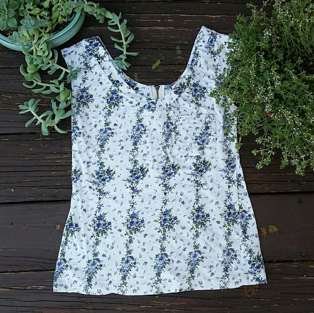 Mossimo 🌼Tee Shirt w/ Back Zipper